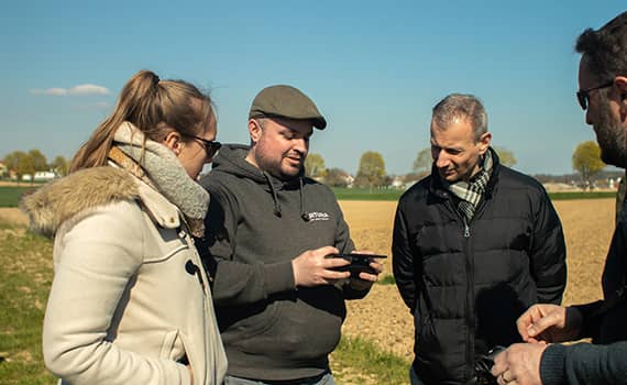 Un groupe de personnes en formation drone