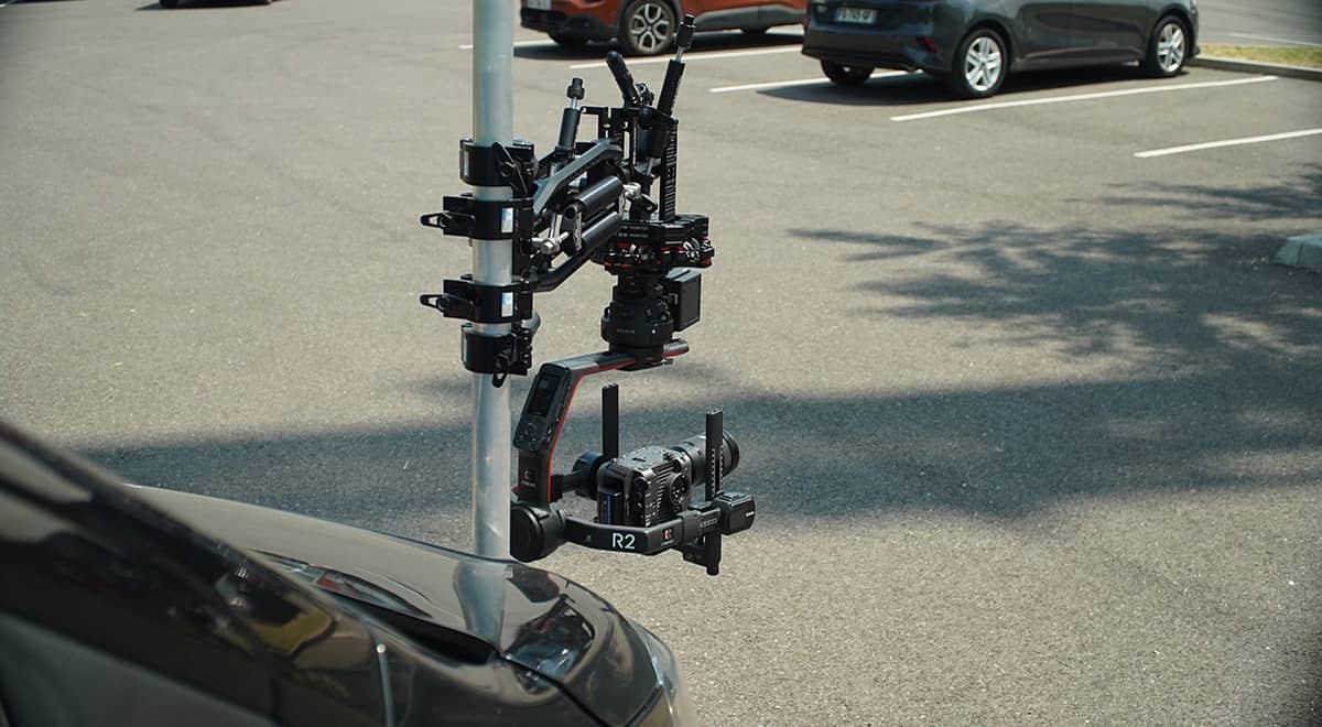 Une voiture avec une caméra attachée.