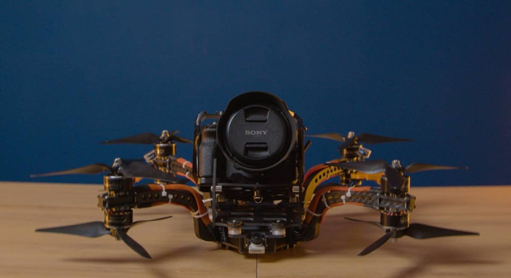 Un petit drone auquel est attachée une caméra.