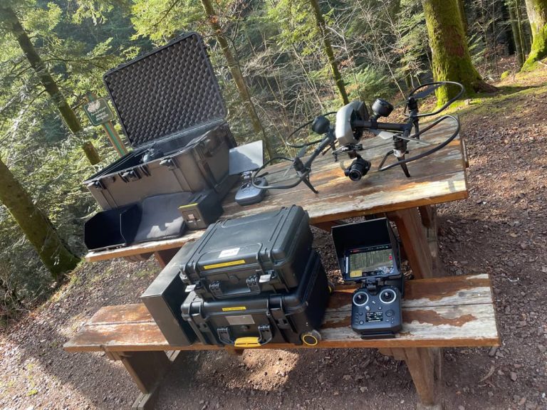 Une table avec du matériel de production audiovisuelle