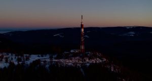 Vue aérienne d'une tour radio au sommet d'une montagne.